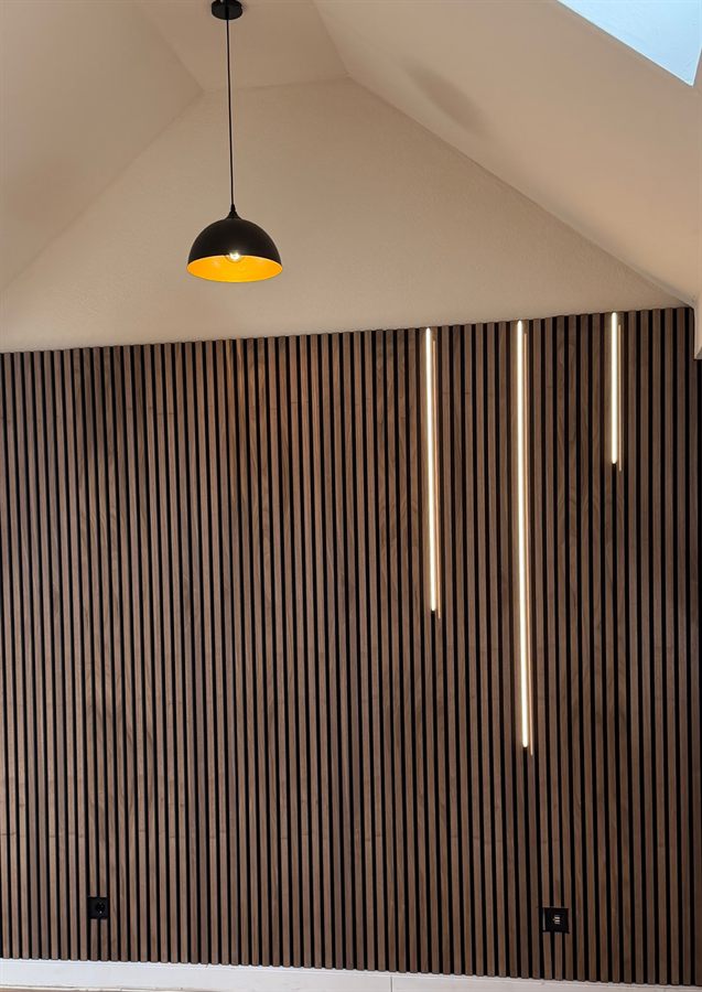 Holz-Akustikpaneele mit bündig integrierten LED-Lichtlinien