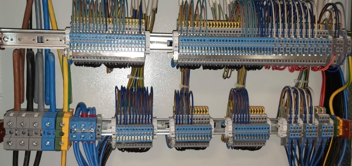 Sauber verdrahteter Schaltschrank mit beschrifteten Reihenklemmen
