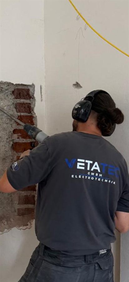 VETATEC-Mitarbeiter bei Stemmarbeiten für neue Leitungswege im Altbau